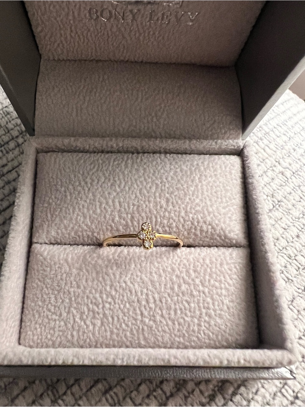 18 karat gold ring with diamonds